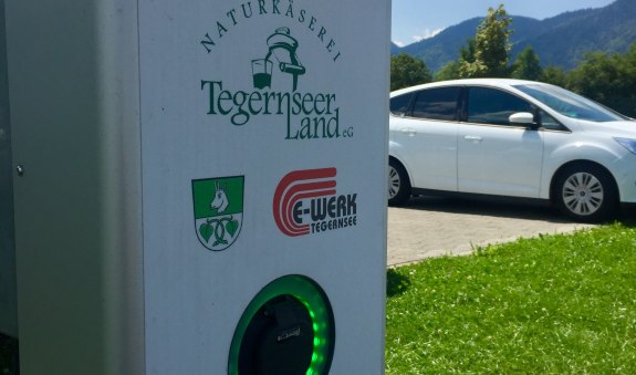 Ladestation f&uuml;r E-Auto an der Naturk&auml;serei Kreuth, &copy; Naturk&auml;serei Tegernseer Land