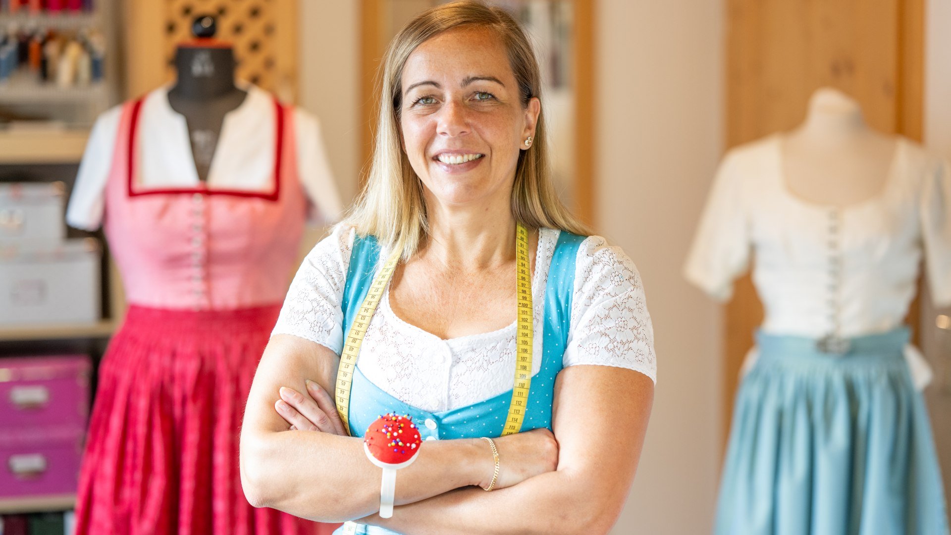 Dirndlschneiderin Nicole Mahler im Atelier Dirndlschneiderin Nicole Mahler im Atelier