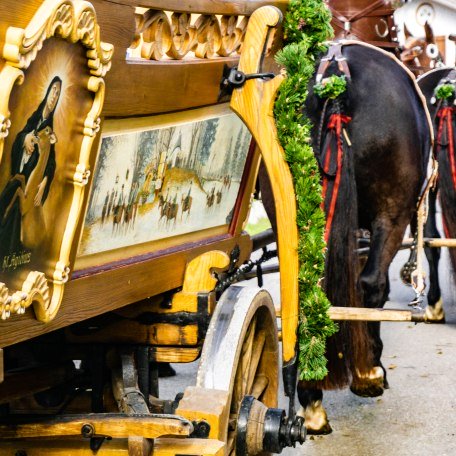 kunstvoll bemalter Pferdewagen am Leonharditag, © Stefanie Pfeiler