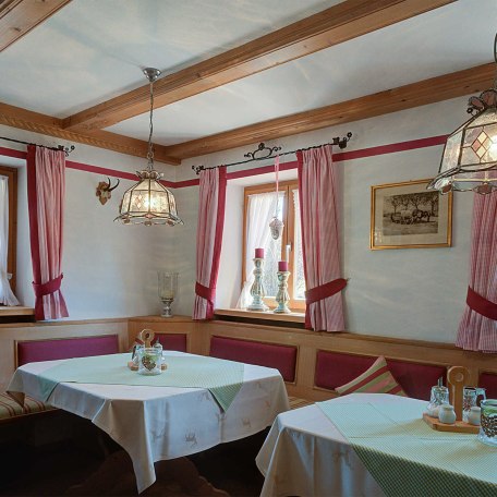 Fr&uuml;hst&uuml;cksraum mit Kachelofen, &copy; im-web.de/ Tourist-Information Rottach-Egern