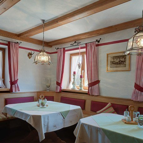 Frühstücksraum mit Kachelofen, © im-web.de/ Tourist-Information Rottach-Egern