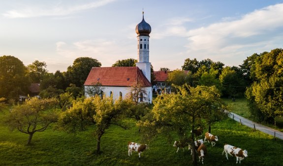 Kirche und Streuobstwiese am Jasberg, © Alpenregion Tegernsee Schliersee