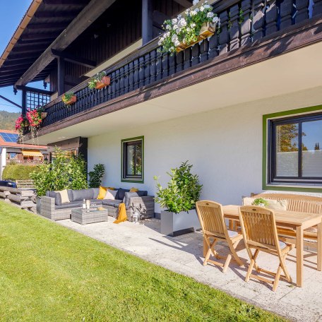 Südterrasse mit Lounge Sofa und Esstisch zur alleinigen Nutzung, © im-web.de/ Tourist-Information Rottach-Egern