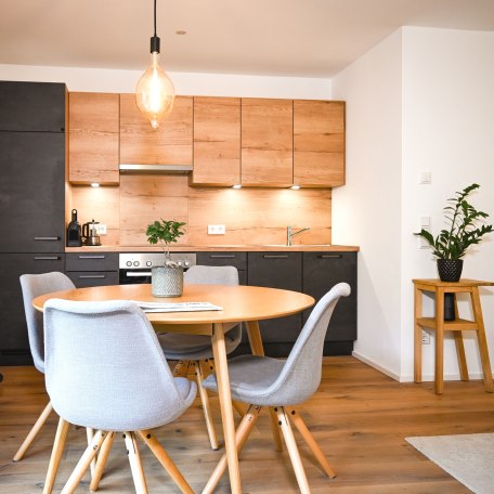 Wohnzimmer mit Küche und Esstisch, © Apartment K13