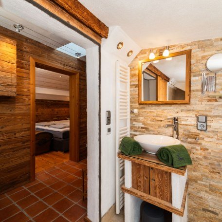 Detail Badezimmer mit Blick in den Flur, © im-web.de/ Tourist-Information Bad Wiessee