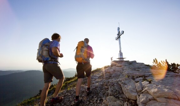 Ein Paar kurz vor dem Gipfelkreuz Wallberg, &copy; Bernd Ritschel