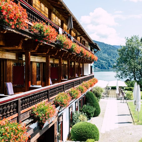 südliche Hotelansicht mit Terrasse zum See