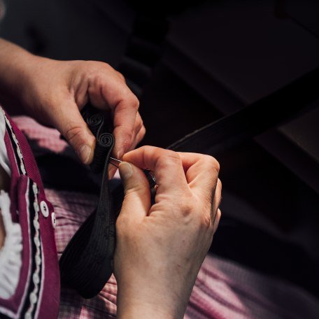 Hier braucht man Fingerspitzengefühl und Kraft zugleich. In einem Schalk stecken bis zu 80 Stunden Handarbeit., © Julian Rohn