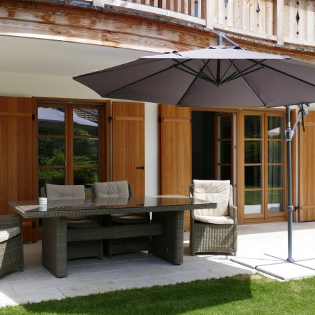 3 Zi Suite, Terrasse mit großem Tisch, Sonnenliegen & Schirm, © im-web.de/ Tourist-Information Rottach-Egern