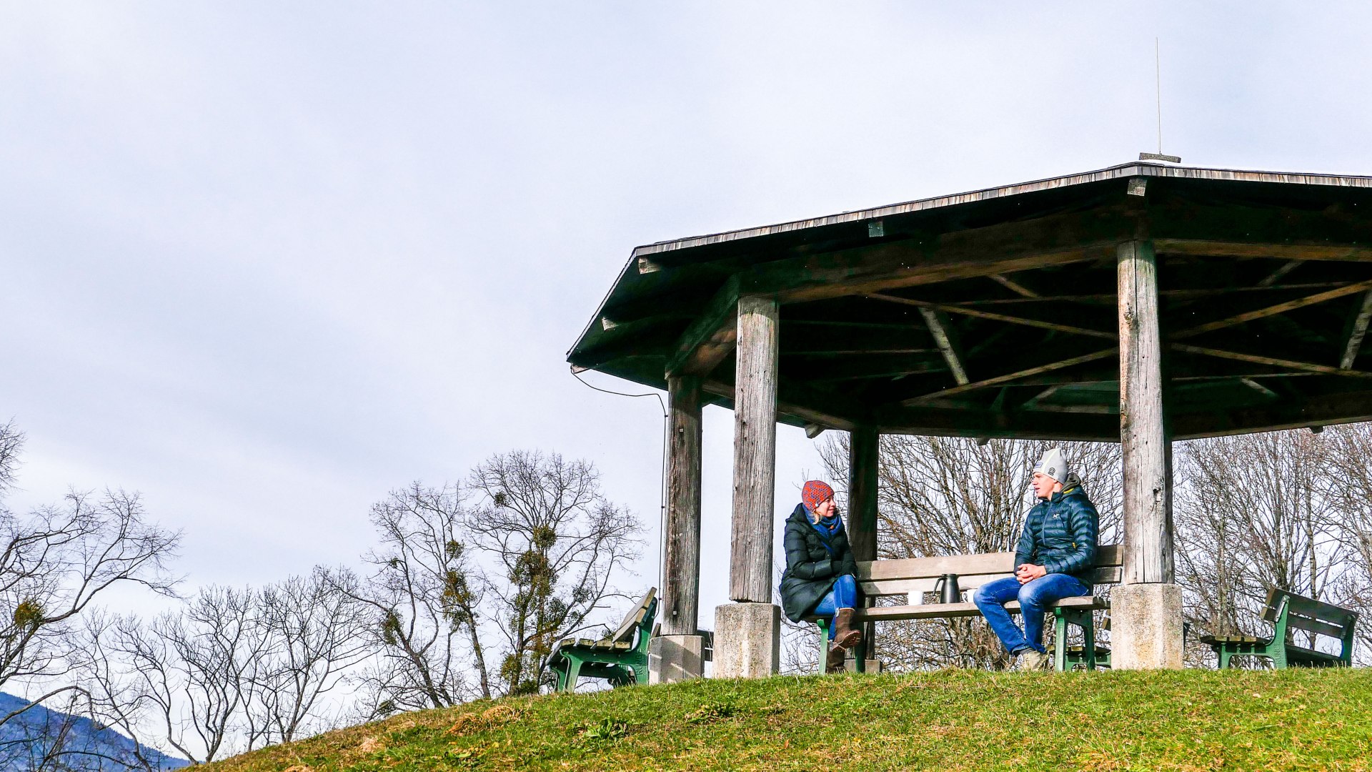 Ines Wagner interviewt Toni Tremmel am Kleine Paraplui in Tegernsee, © DER TEGERNSEE, Isabelle Munsterman