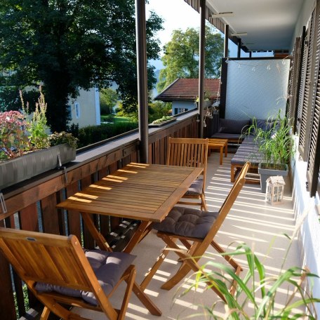 Ostseite des Balkons mit Ess- und Lounge-Ecke und seitlichem Blick Richtung See, &copy; Ferienwohnung Auszeit am See