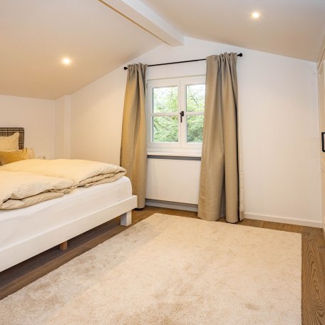 Schlafzimmer OG  Bett 160x200, &copy; Biesten