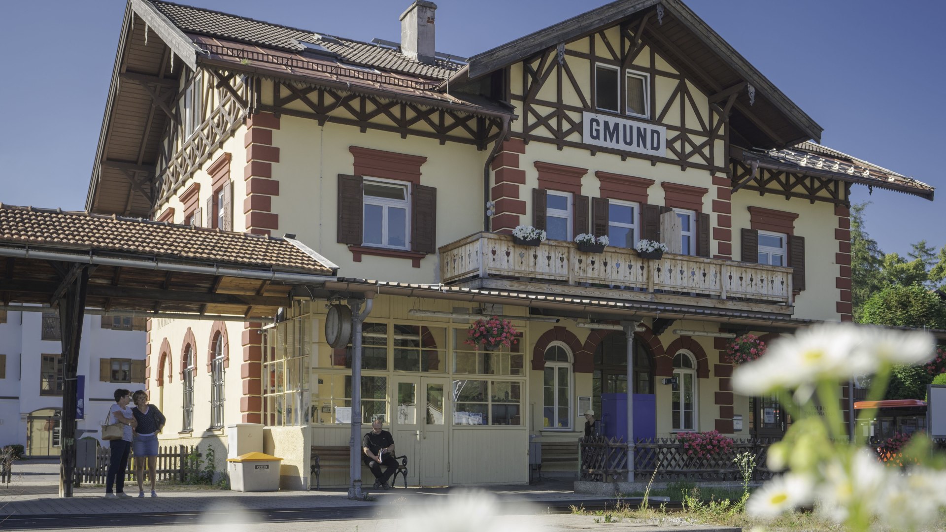 Das wunderschöne Gebäude des Bahnhofs der Gemeinde Gmund in den bayerischen Voralpen ist oft die erste Station von Gästen im Tegernseer Tal, © Dietmar Denger