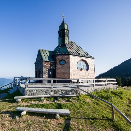 Das Wallbergkircherl thront auf dem Hausberg des Tegernsee, © Bernd Ritschel