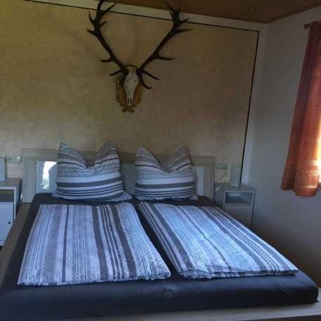 Unser großes Schlafzimmer doppel Bett 180x200 und großer geräumiger Schrank mit zwei Fenster im Zimmer, © im-web.de/ Tourist-Information Gmund am Tegernsee