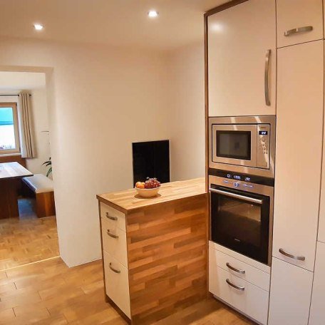 Blick aus K&uuml;che ins Esszimmer und auf Kamin, &copy; im-web.de/ Tourist-Information Gmund am Tegernsee