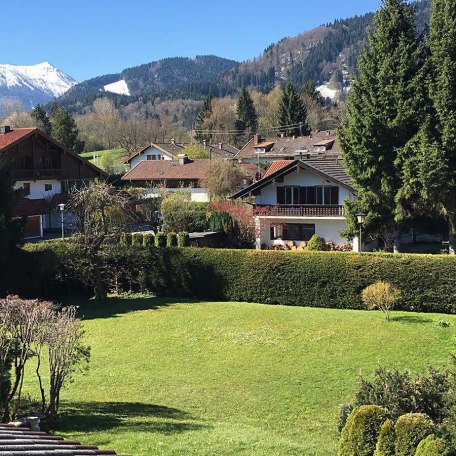 Ferienwohnung Tegernsee Perle**** in ruhiger Lage und nahe dem Tegernseeufer - Blick Richtung Berge, © Ferienwohnung Tegernsee Perle