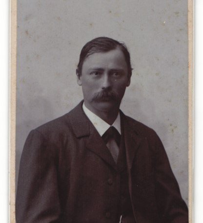 Fotografie-E-Ganghofer-Egern-a-T-Portrait-buergerlicher-Herr-im-Anzug-mit-Fliege-und-Schnauzbart, © Dr. Peter Czoik