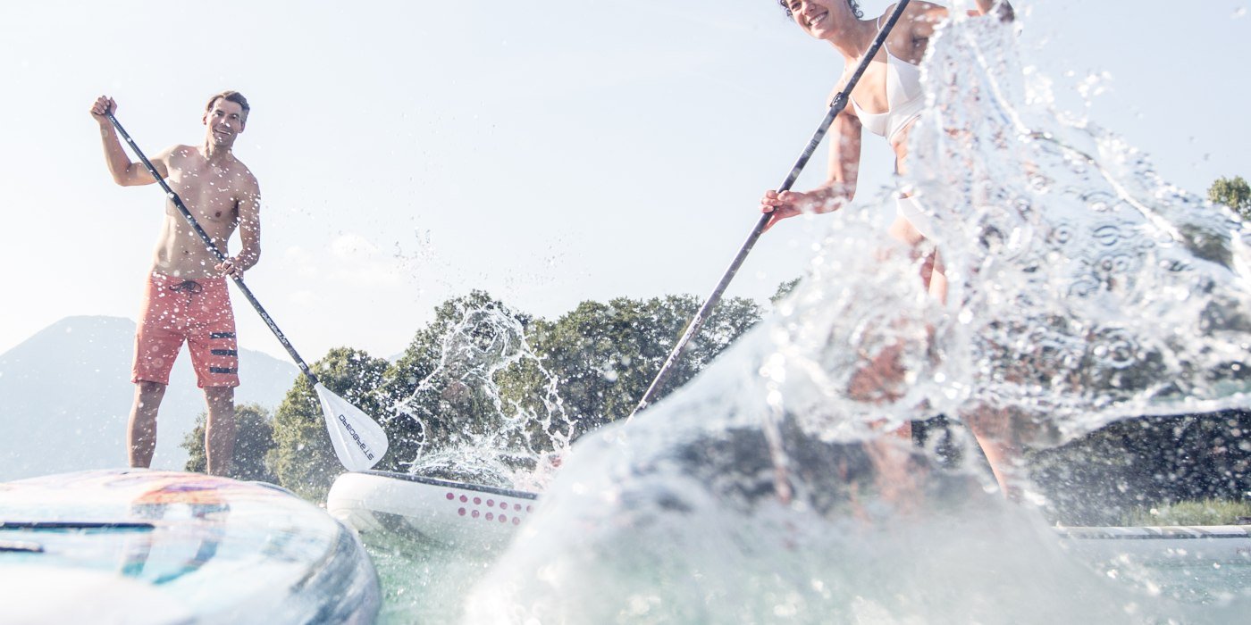 Eine kleine Wasserschlacht beim Stand-Up-Paddling im Tegernsee, © Hansi Heckmair