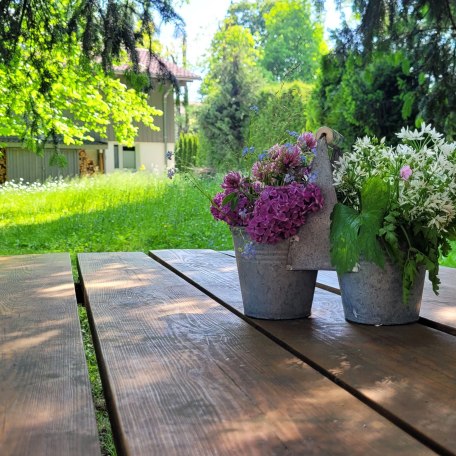 einer der Essplätze im Garten, © im-web.de/ Tourist-Information Gmund am Tegernsee