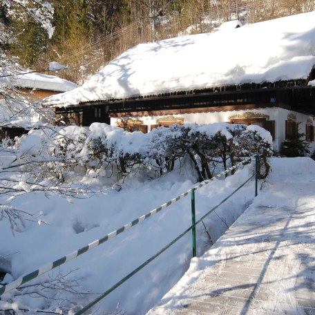 Wohnhaus mit Alpbachbrücke 2019, © im-web.de/ Tourist Information Tegernsee