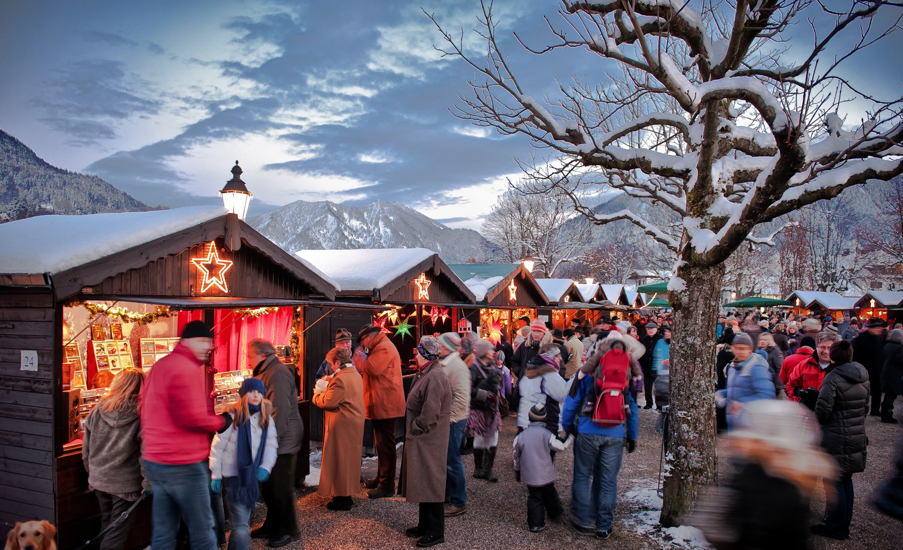 Besucher auf dem Adventsmarkt in Rottach-Egern, © Stefan Schiefer