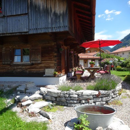 Hier lässt es sich aushalten - gemütlicher Sitzgelegenheiten zum Brotzeitmachen, © im-web.de/ Tourist-Information Rottach-Egern