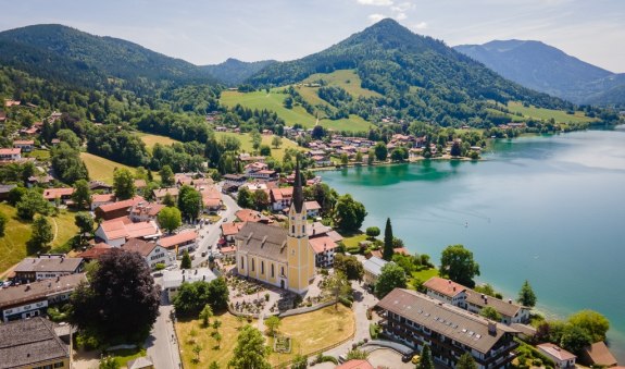 Schliersee Ort mit Kirche, &copy; Alpenregion Tegernsee Schliersee