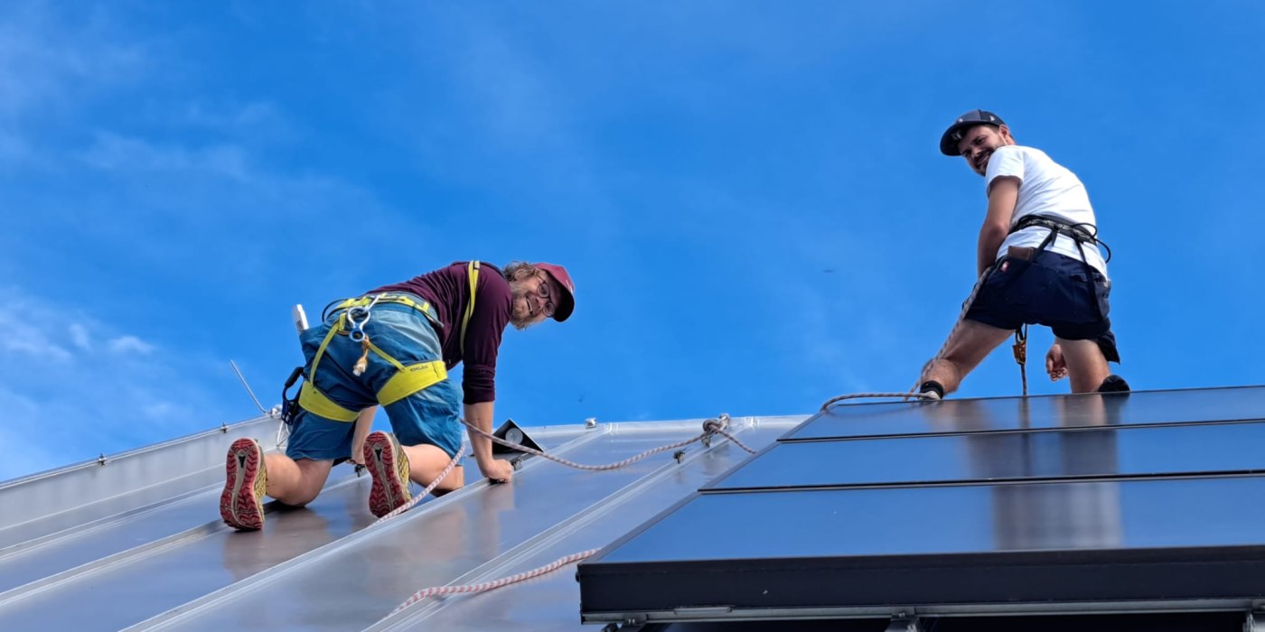 Installation weitere PV Module - Tegernseer H&uuml;tte, &copy; DAV Sektion Tegernsee