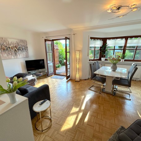 Blick ins Wohnzimmer mit Terrassenzugang, © Tegernsee Perle