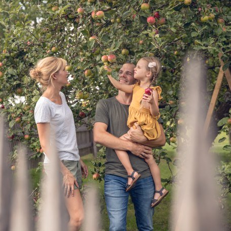 Familie unter dem Apfelbaum, © Hansi Heckmair