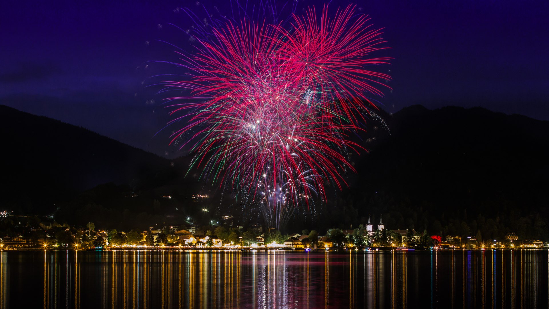 Feuerwerk beim Seefest der Stadt Tegernsee, © Christoph Schempershofe