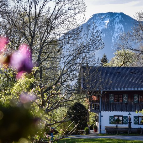 Blick auf den Dorfplatz mit Wallberg im Hintergrund, &copy; im-web.de/ Tourist-Information Bad Wiessee