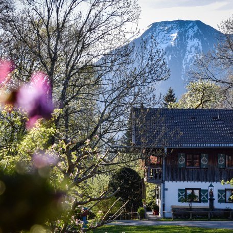 Blick auf den Dorfplatz mit Wallberg im Hintergrund, &copy; im-web.de/ Tourist-Information Bad Wiessee