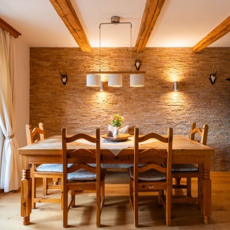 Esszimmer mit Natursteinwand und Deckenbalken aus Altholz, © im-web.de/ Tourist-Information Bad Wiessee