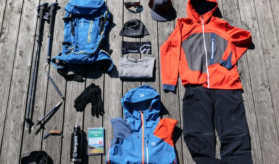 Von Regenjacke, über Wanderkarte bist zu den richtigen Bergschuhen auf einer Wandertour sollte man immer richtig ausgestattet sein., © Isabelle Munstermann