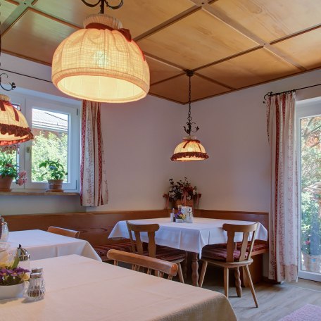 Gästehaus Heidi - Frühstücksraum mit Blick auf Garten und Liegewiese, © © GERLIND SCHIELE PHOTOGRAPHY TEGERNSEE