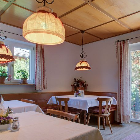 Gästehaus Heidi - Frühstücksraum mit Blick auf Garten und Liegewiese, © © GERLIND SCHIELE PHOTOGRAPHY TEGERNSEE