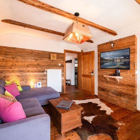 gemütliches Wohnzimmer mit Einbauten aus echtem Altholz und Smart-TV, © im-web.de/ Tourist-Information Bad Wiessee
