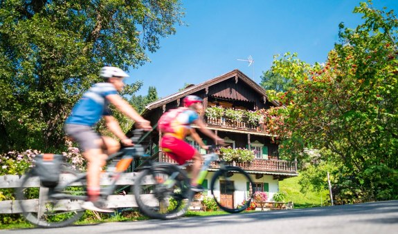 Radfahrer in Fischbachau, © Alpenregion Tegernsee Schliersee