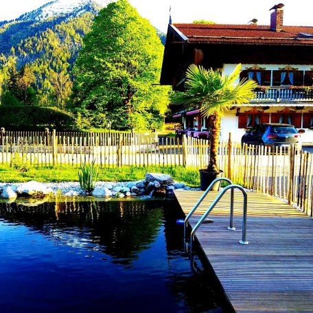 Der neue Schwimmteich neben dem Gästehaus, © im-web.de/ Tourist-Information Rottach-Egern