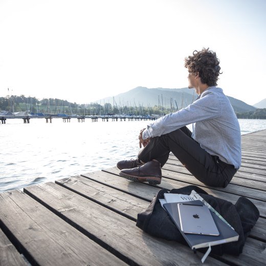 Tagungsteilnehmer entspannt am Steg in Gmund am Tegernsee., © Hansi Heckmair