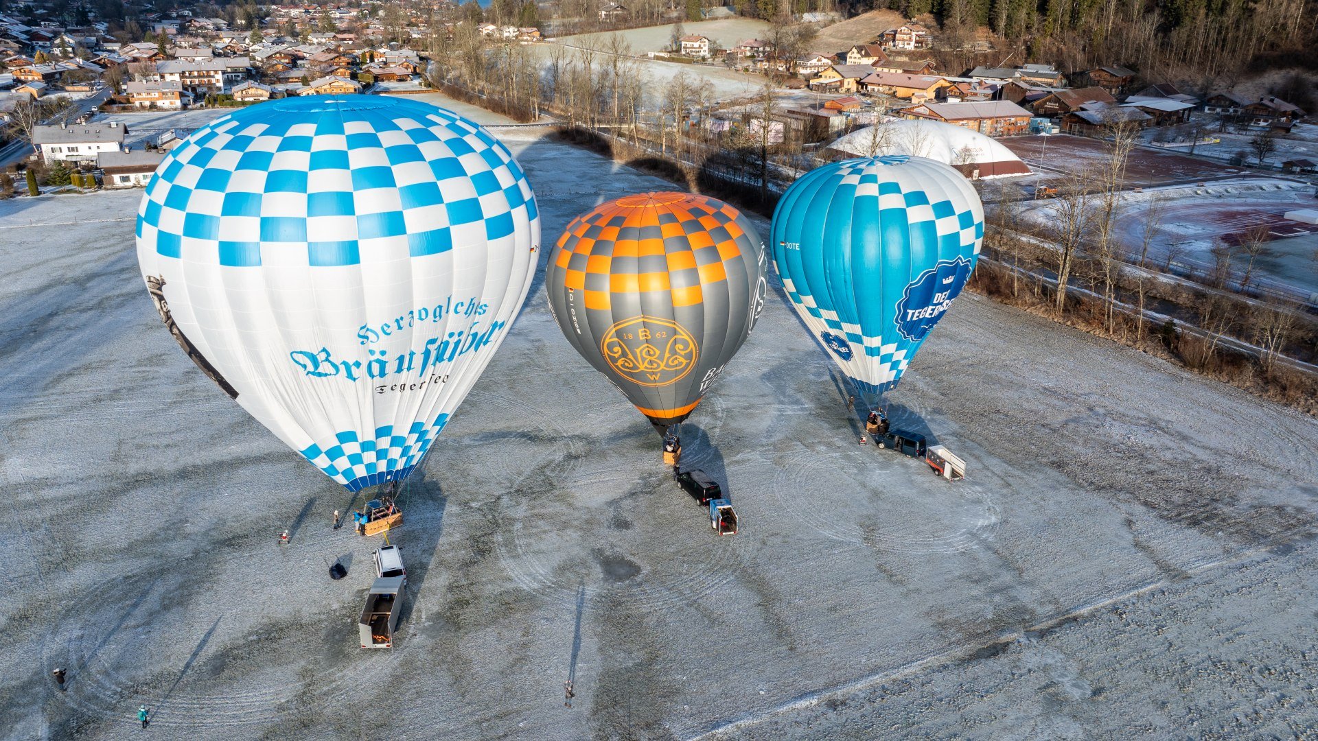 Hei&szlig;luftballone werden f&uuml;r den Start vorbereitet