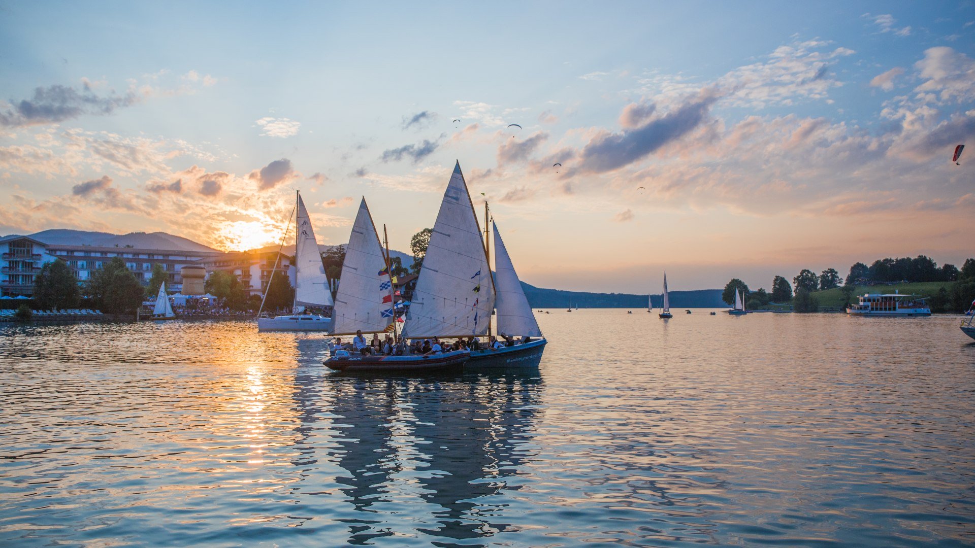 Boote auf dem Tegernsee während eines Seefestes, © Christoph Schempershofe