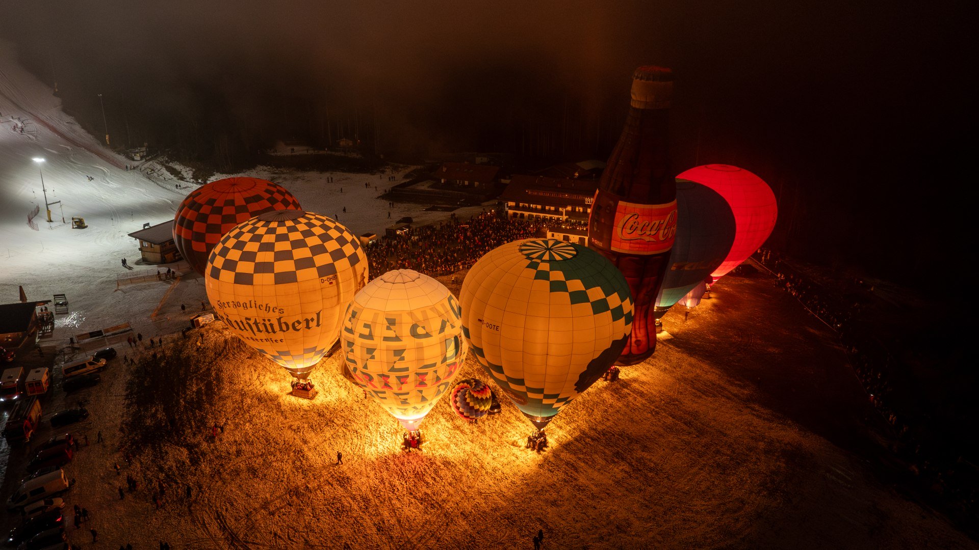 Hei&szlig;luftballone beim Ballongl&uuml;hen am Sonnenbichl