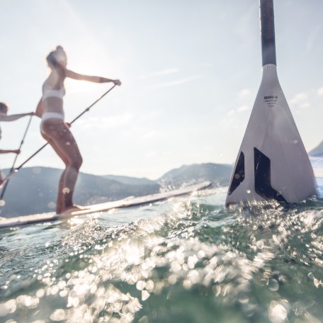 Eine Gruppe begeisterter Wassersportler paddelt mit dem SUP &uuml;ber den Tegernsee in den bayerischen Voralpen, &copy; Hansi Heckmair