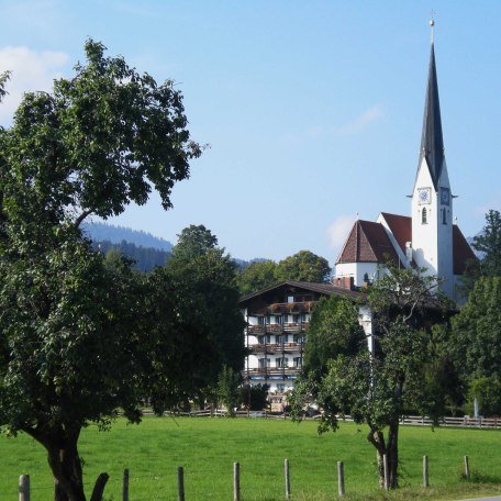 Wanderweg in Bad Wiessee mit Blick auf Die Kirche Maria Himmelfahrt, © im-web.de/ Tourist-Information Bad Wiessee