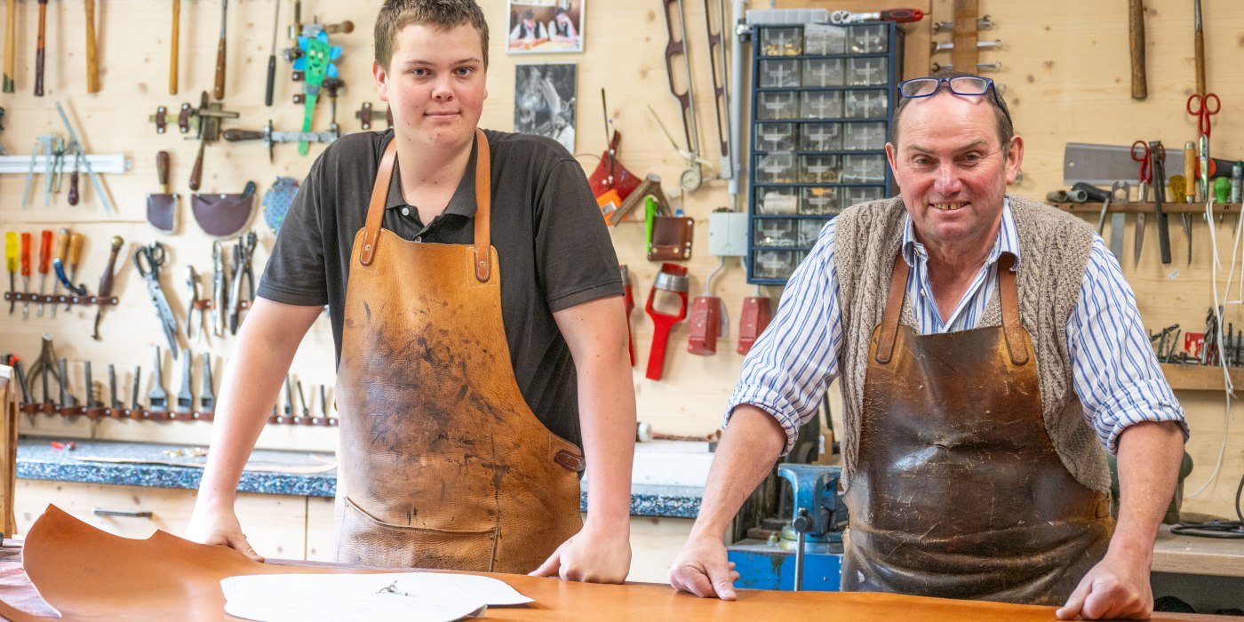 Federkielsticker Karl Stecher und Sohn Ludwig in der Werkstatt
