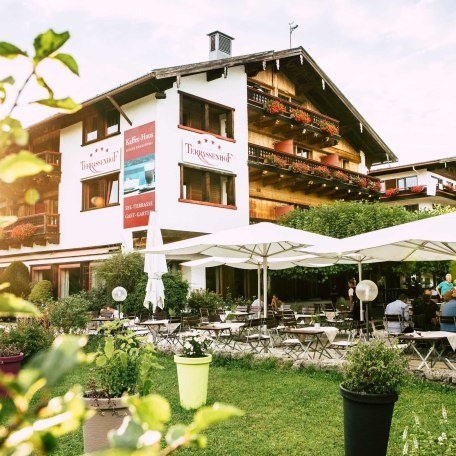 Bad Wiessee, Hotel von außen mit Biergarten, © im-web.de/ Tourist-Information Bad Wiessee