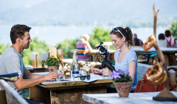 Bei einer Rast auf dem Gut Kaltenbrunn in Gmund kann man die lokale Gastronomie genießen., © Hansi Heckmair